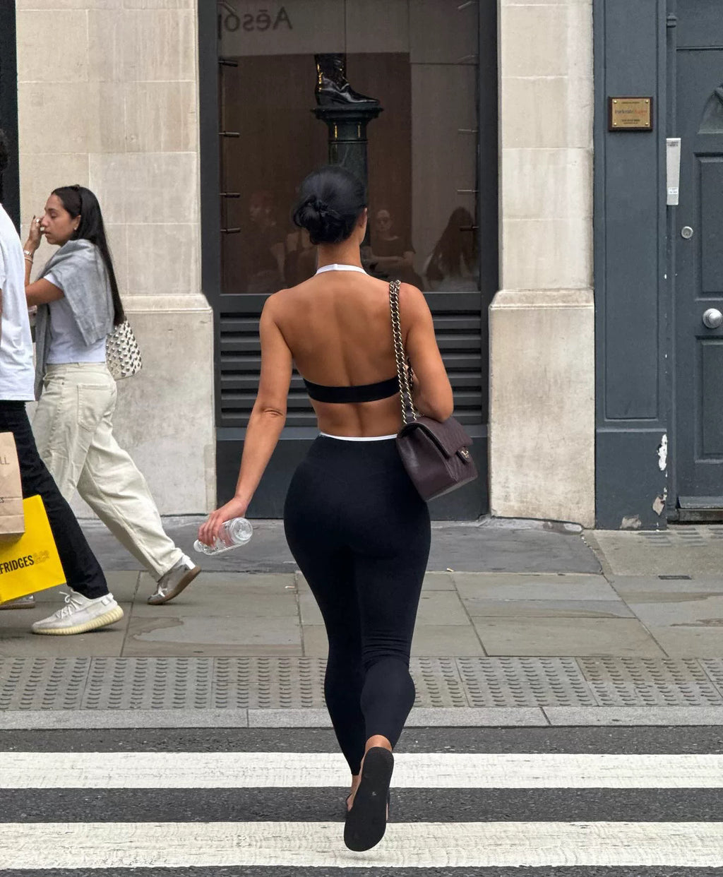 SET LEGGING + TOP HALTER CONTRASTE – SOPORTE Y ELEGANCIA DEPORTIVA