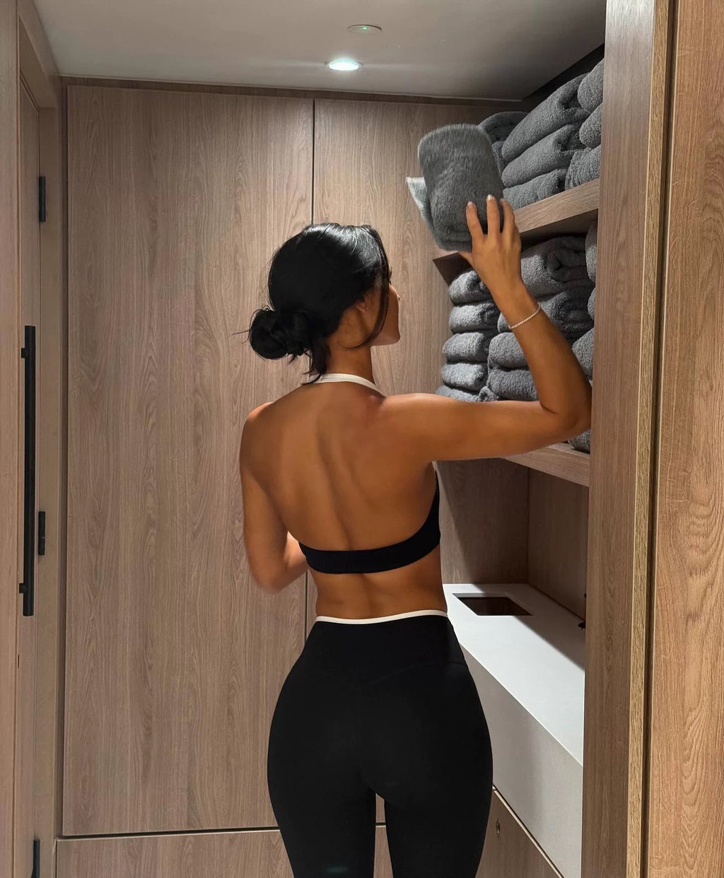 SET LEGGING + TOP HALTER CONTRASTE – SOPORTE Y ELEGANCIA DEPORTIVA