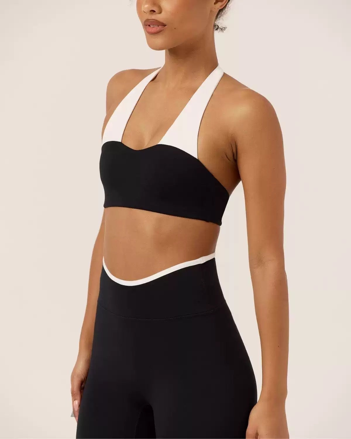 SET LEGGING + TOP HALTER CONTRASTE – SOPORTE Y ELEGANCIA DEPORTIVA