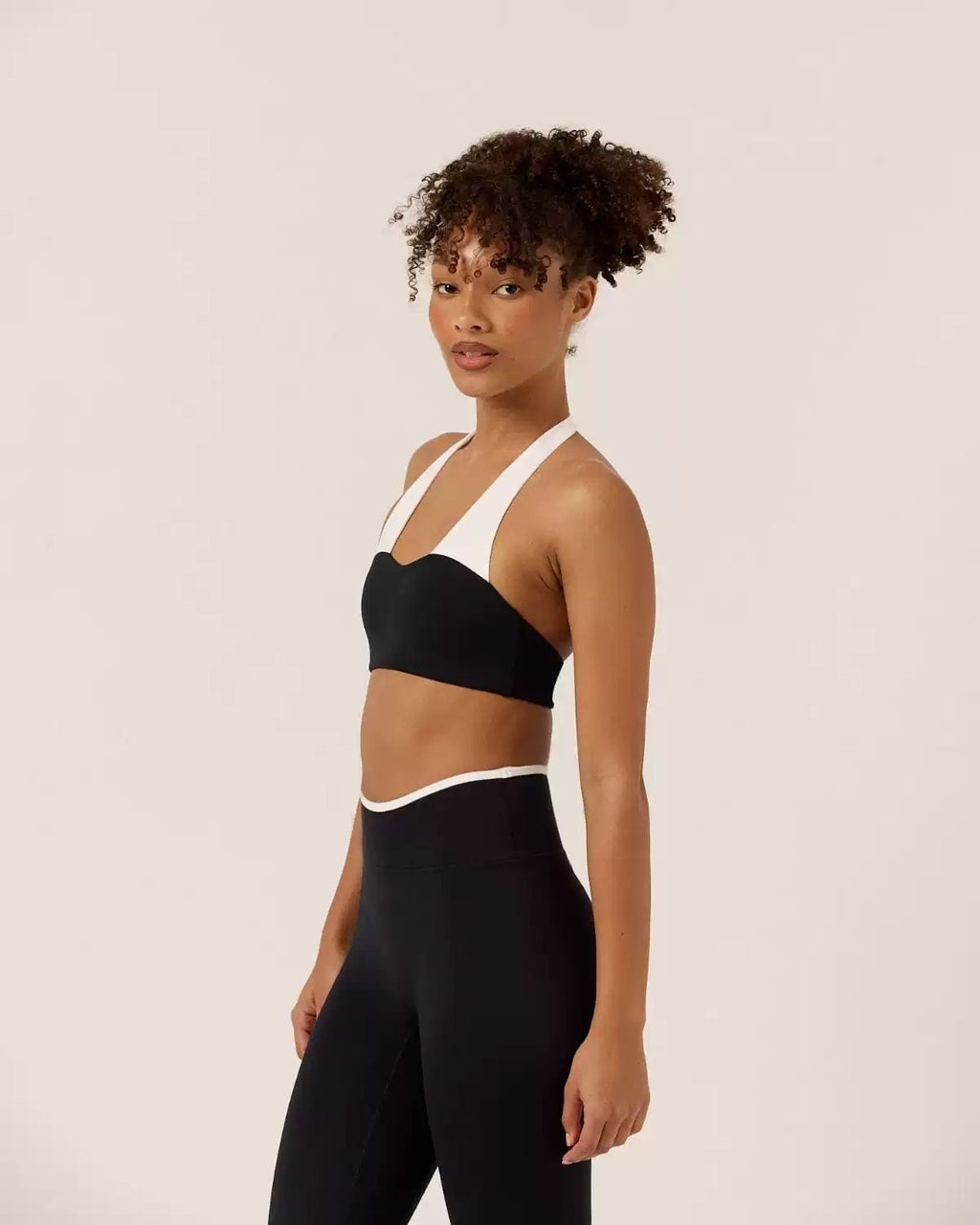SET LEGGING + TOP HALTER CONTRASTE – SOPORTE Y ELEGANCIA DEPORTIVA