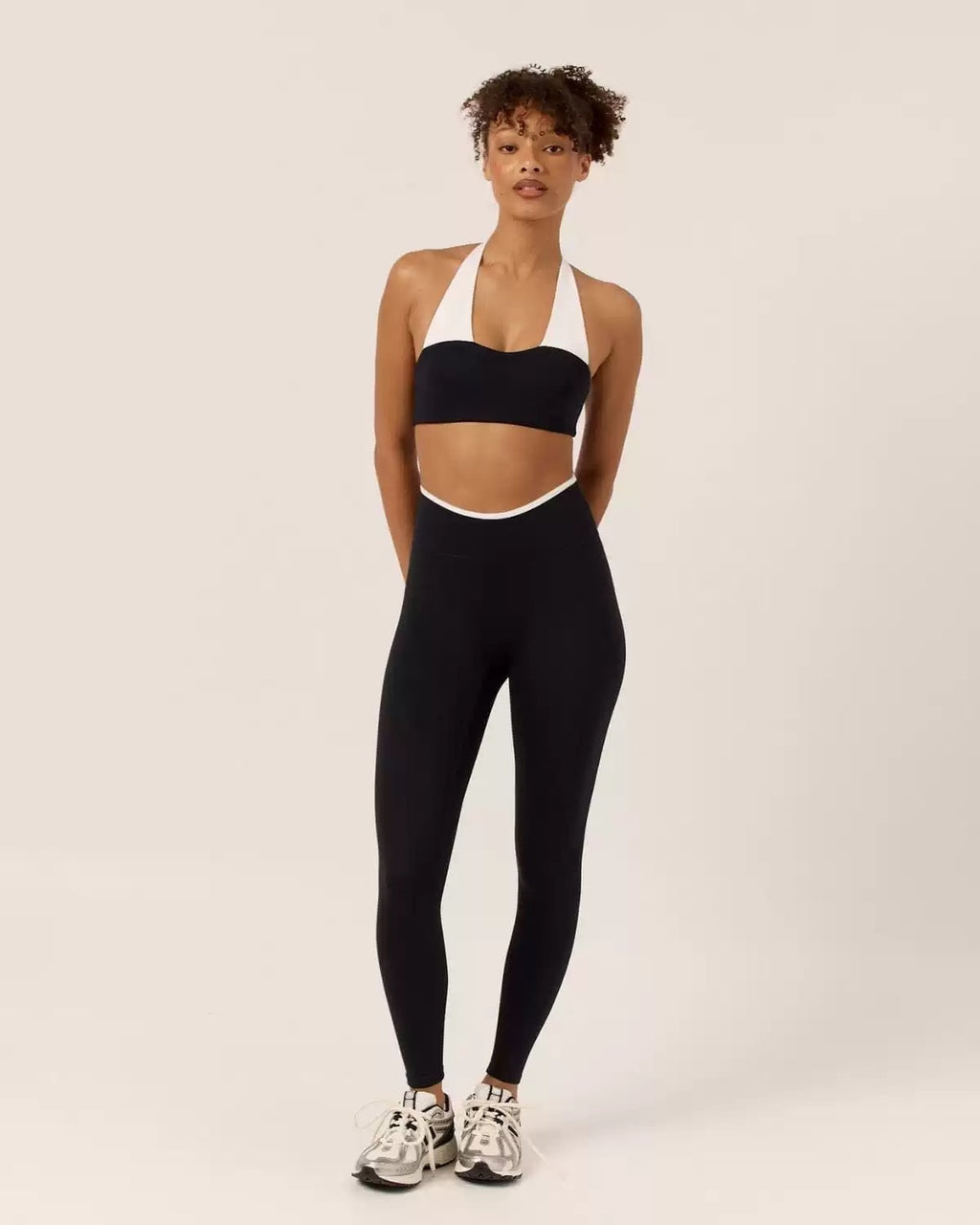 SET LEGGING + TOP HALTER CONTRASTE – SOPORTE Y ELEGANCIA DEPORTIVA