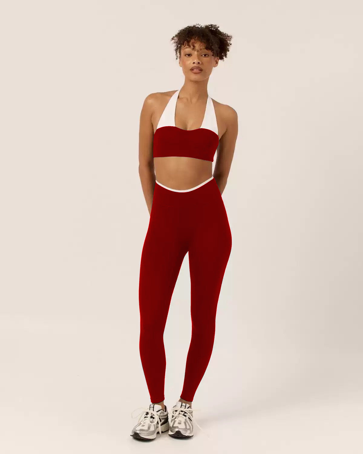 SET LEGGING + TOP HALTER CONTRASTE – SOPORTE Y ELEGANCIA DEPORTIVA